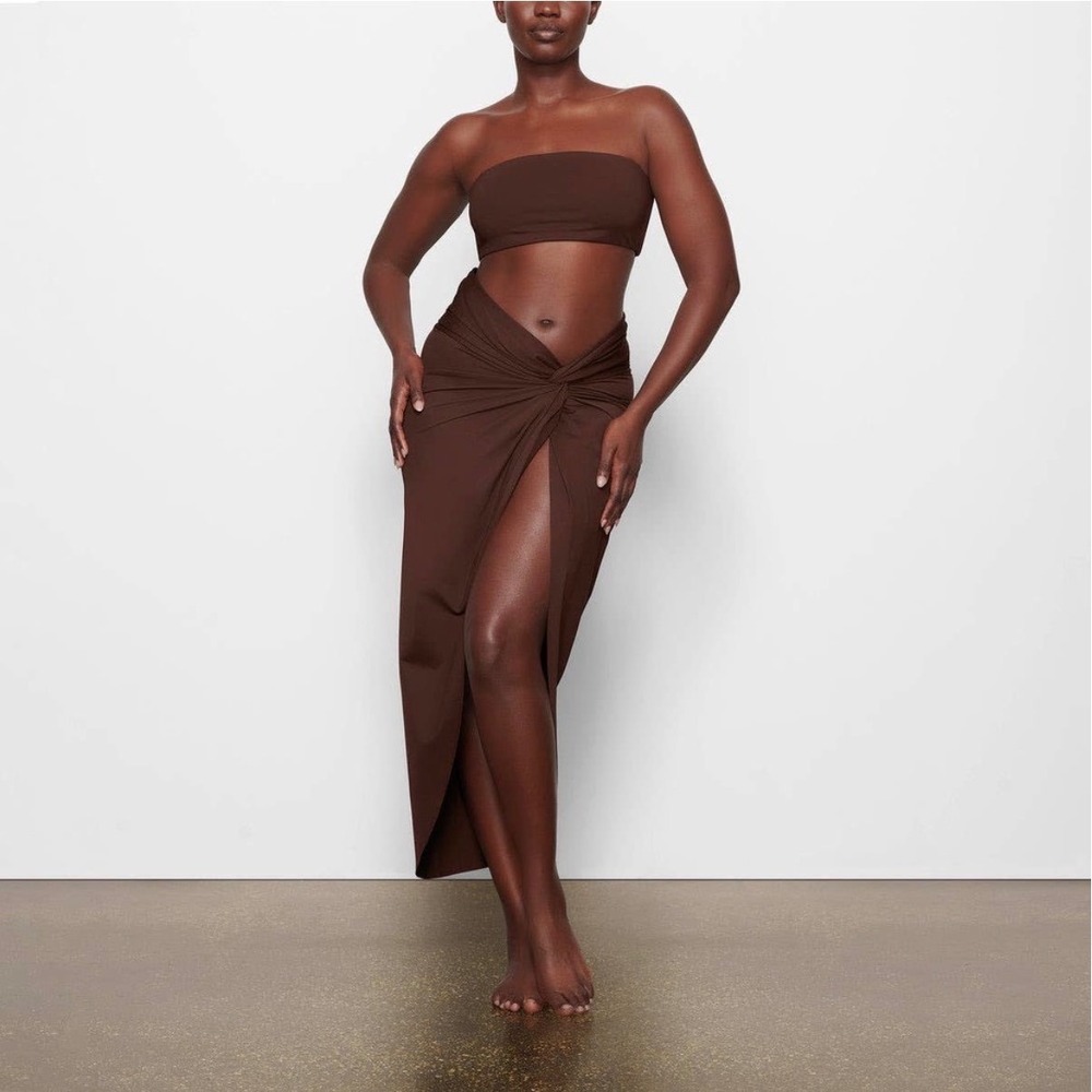 SKIMS Signature Swim Sarong Skirt in Cocoa Brown, Women's Size Medium, NWT - Picture 1 of 12